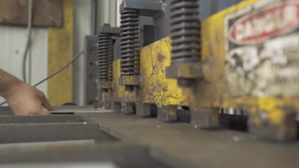 金属工人在工业制造业的切割机上切割铝 — 图库视频影像