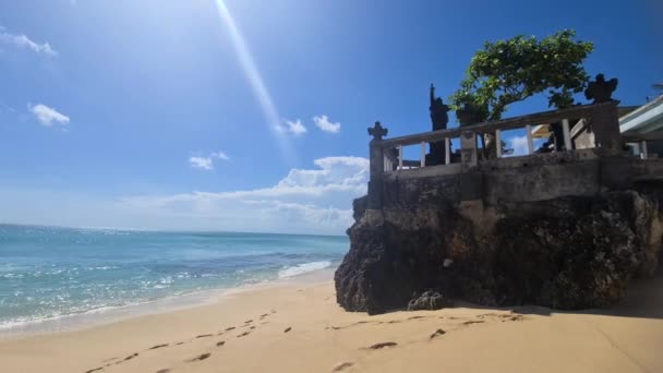 Pequeño Templo Hindú Roca Playa Frente Las Olas Del Océano — Vídeo de stock
