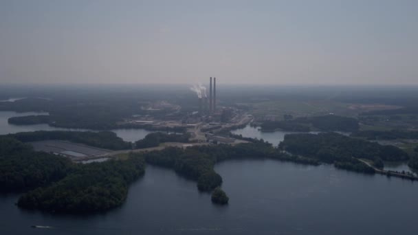 Szeroki Powietrzny Hiperlapsja Timelapse Elektrownia Brzegach Jeziora Mgliste Popołudnie — Wideo stockowe