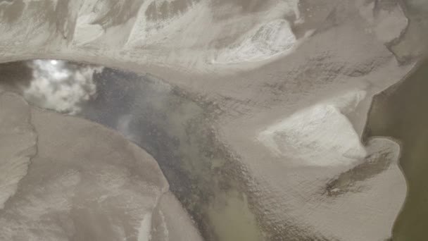 Воздушный Снимок Высохшего Русла Реки Небольшим Количеством Мелких Прудов — стоковое видео