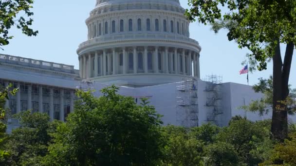 アメリカ合衆国議会議事堂が閉鎖された 地面のレベルから上に傾ける 改装中のキャピトルの正面 — ストック動画
