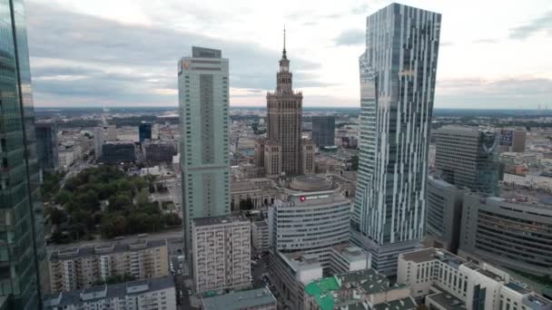 すべての象徴的な建物とワルシャワのダウンタウンのビジネスエリアの空中設置ショット — ストック動画