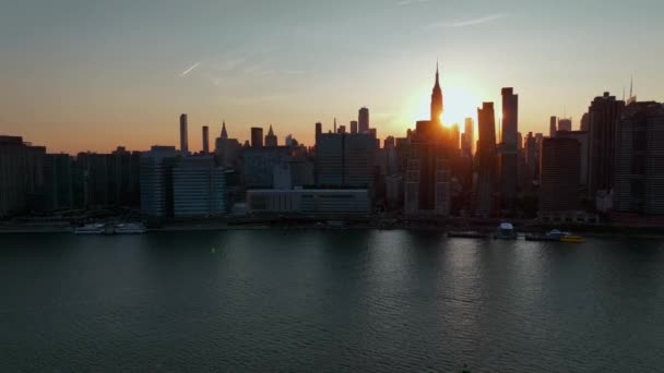 Flygbild Manhattan Från Över East River New York Vid Solnedgången — Stockvideo