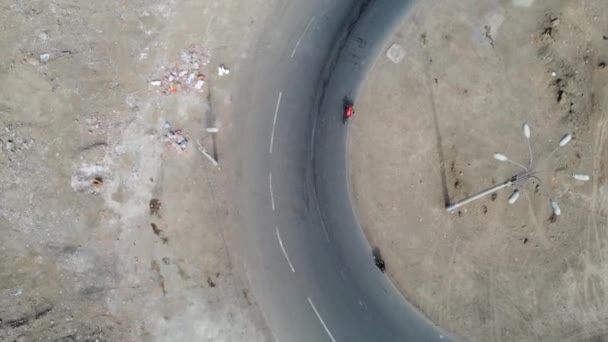 Drone Top Video Två Cyklister Som Går Uppför Kulle Sväng — Stockvideo