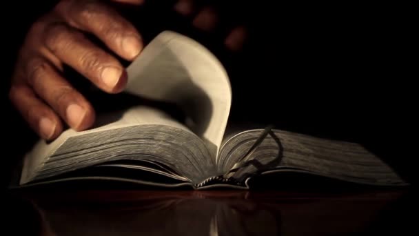 Berdoa Kepada Tuhan Dengan Tangan Atas Alkitab Latar Belakang Hitam — Stok Video