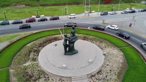 Drone Video Una Estatua Hombre Mirando Hacia Arriba Una Mujer — Vídeo de stock