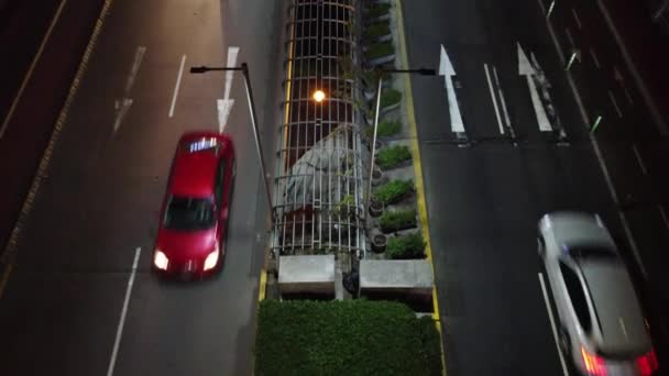 Drone Vidéo Pont Éclairé Lumière Violette Nuit Les Voitures Passent — Video