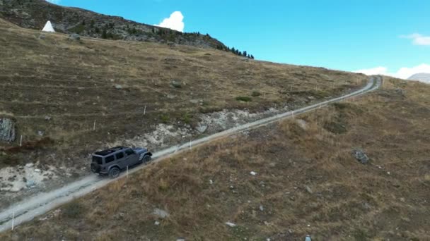 Samochód Terenowy Jeep Wrangler Rubicon Wjeżdża Górską Drogą Osady Alpejskimi — Wideo stockowe