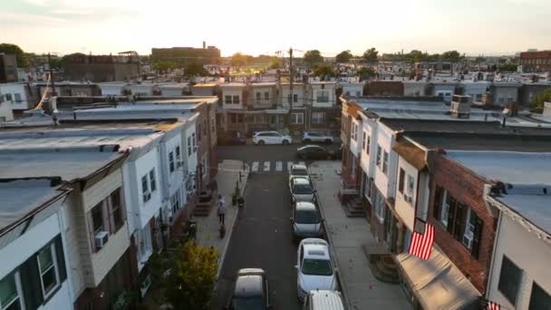 人々は夏の歩道パーティーを楽しむ アメリカの旗を持つ都市アメリカのコミュニティの隣人 黄金の時間の日没で空中逆転 — ストック動画