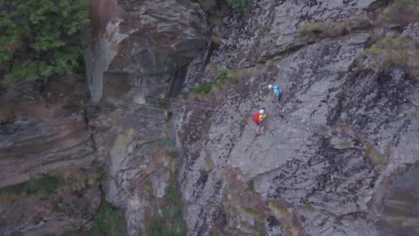 Alpinistas Com Maços Capacetes Usam Cordas Trabalho Equipe Para Ascender — Vídeo de Stock