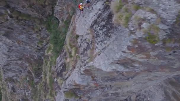 人々の空中ビューの山に登る チェルヴィーノ山とマッターホルン近くのイタリアのアオスタ渓谷にあるVia Ferrata Del Gorbeillonの登山者 クライミングの練習とトレーニング — ストック動画