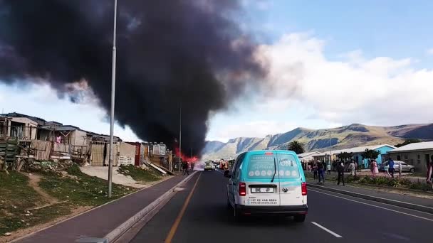 Multidões Olham Enquanto Bombeiros Tentam Apagar Casas Incêndio Cidade — Vídeo de Stock