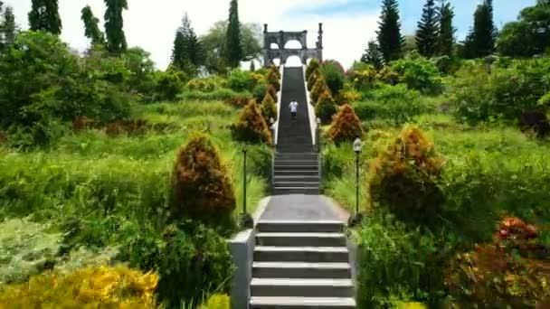 Turista Correndo Scale Taman Ujung Water Palace Bali Aerea — Video Stock