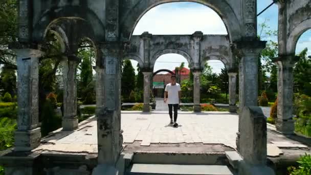 Turista Cima Taman Ujung Water Palace Bali Nella Giornata Sole — Video Stock