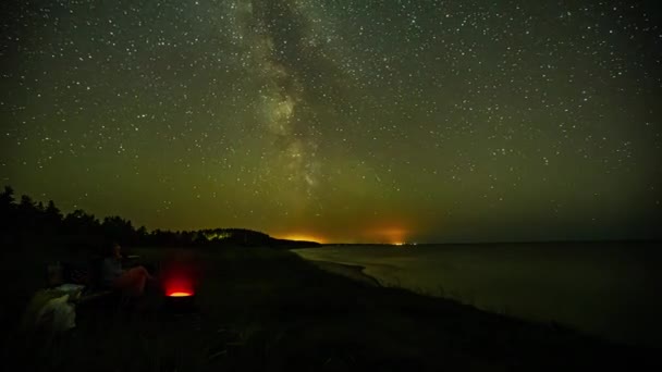 Campistas Aquecem Perto Fogueira Margem Lago Com Luzes Norte Brilhando — Vídeo de Stock