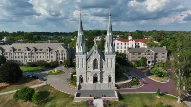 Kościół Tomasza Villanova Aerial Kampusu Terenów Kolegium Uniwersytetu Villanova Letni — Wideo stockowe