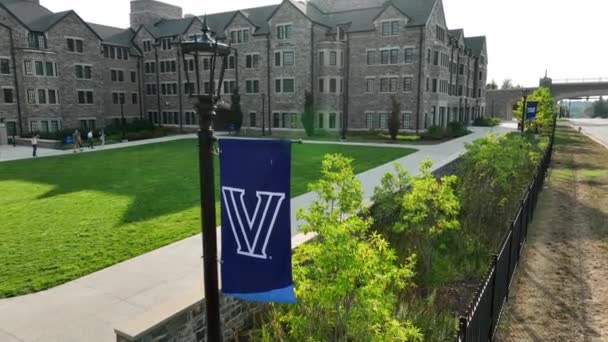 Villanova University Teken Logo Opknoping Buiten Studentenhuisvesting Campus Philadelphia Main — Stockvideo