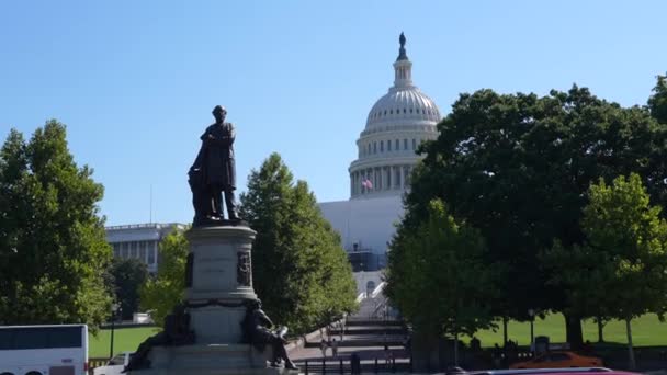 Pemandangan Lantai Dasar Gedung Capitol Monumen James Garfield Latar Depan — Stok Video