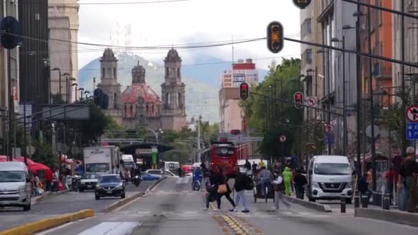 メキシコシティ大聖堂教会ストリートシティビュー車通りを通過する人々 — ストック動画