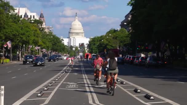 Gente Yendo Bicicleta Hacia Capitolio Pennsylvania Avenue Washington — Vídeo de stock