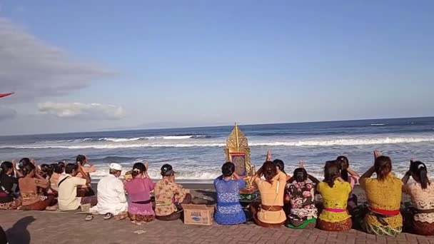 Cultura Balinesa Orando Sentado Praia Frente Oceano Cerimônia Bênção Funeral — Vídeo de Stock