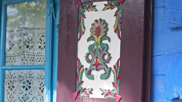 Traditioneller Folkloristischer Schmuck Alte Bunte Hölzerne Hausdekoration Auf Fensterläden Osteuropäische — Stockvideo