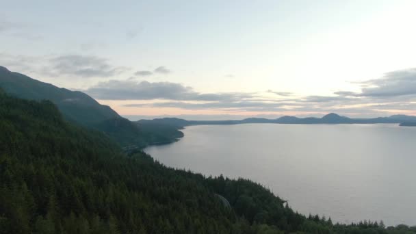 Meer Met Bergen Groene Bomen Zonsondergang Sky Twilight Canadese Natuur — Stockvideo