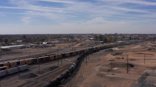 カリフォルニア州ベーカーズフィールド郊外の工業用鉄道の広い空中撮影 — ストック動画