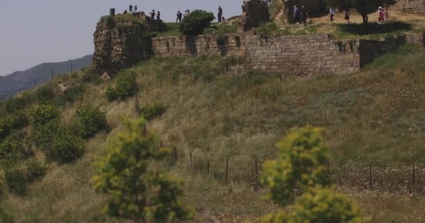 Turisté Okolí Jvari Kláštera Gruzii Náklon Shot — Stock video