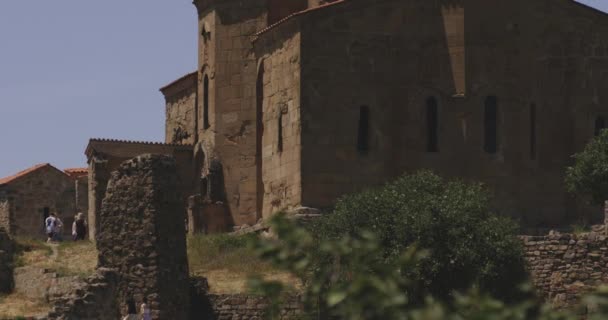 東ジョージアのムツヘタ近くの夏の間に訪れる旅行者とのJvari修道院の歴史的建築 ズームアウト — ストック動画