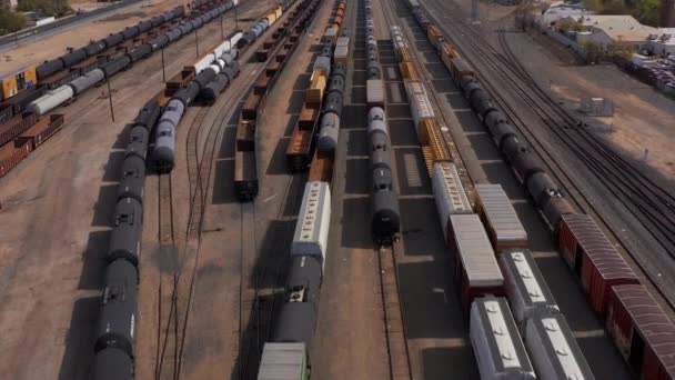 캘리포니아 외곽의 철도에서 열차가 줄지어 공중에서 경사를 이루고 — 비디오