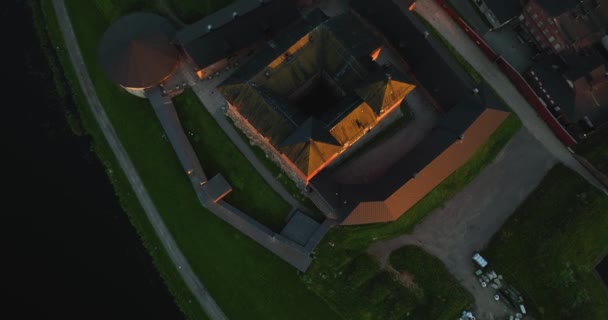 Hame或Tavastia城堡的空中景观 芬兰Hameenlinna的夏日落日 倾斜拍 无人驾驶飞机拍 — 图库视频影像