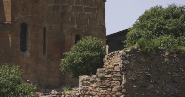ジョージアの晴れた日に観光客とJvari修道院の中世の構造 スローモーション — ストック動画