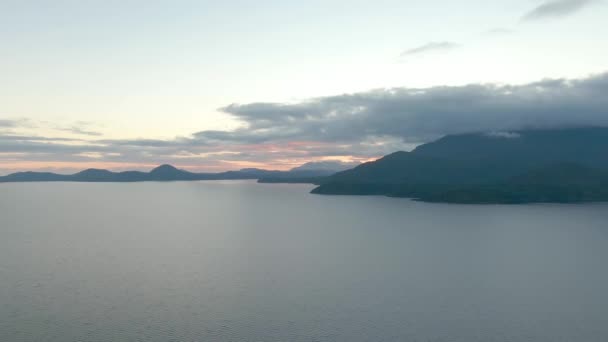 Lago Con Montagne Alberi Verdi Sunset Sky Twilight Sfondo Naturale — Video Stock