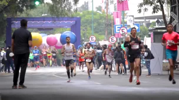 Eine Gruppe Von Läufern Überquert Beim Mexiko City Marathon 2022 — Stockvideo