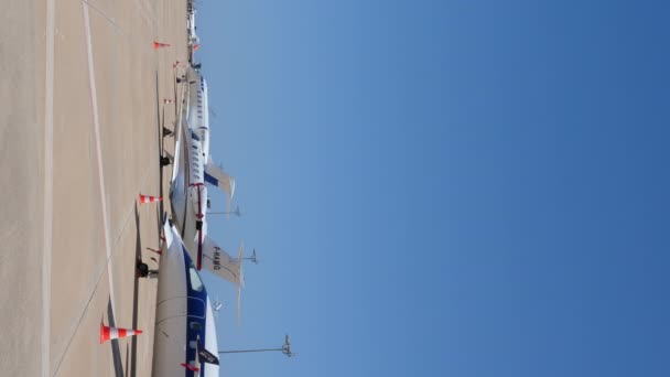 机场Apron Sunny Day垂直录像私人喷射器停放 — 图库视频影像