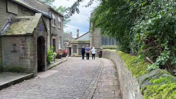 Walking Haworth Street Cobbled Road People Walking School House Left — Stock Video