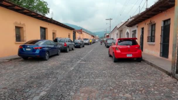 Pov Skott När Går Genom Gatorna Antigua Guatemala Med Bilar — Stockvideo