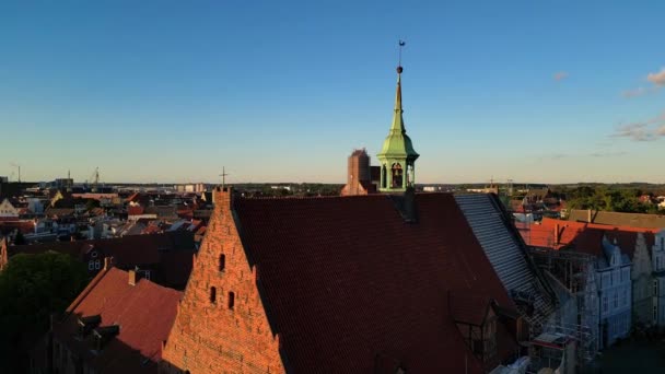 在2022年8月的夏日黄金时间 圣尼古拉斯教堂与风信会公鸡的钟声穿过红色的屋顶 令人惊奇的空中俯瞰飞行基座架起了怀斯玛尔德国的无人驾驶飞机 Marnitz 4K从上面看电影 — 图库视频影像