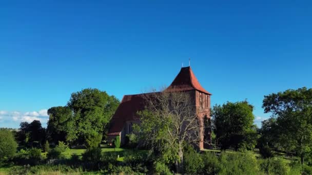 Iglesia Gótica Del Pueblo Ladrillo Rojo Del Siglo Mantequilla Suave — Vídeos de Stock