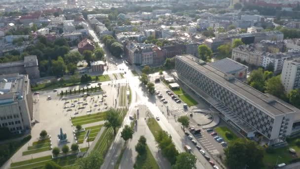 Flygdrönare Bakåt Rörlig Bild Staden Krakow Krakow Polen Kvällen — Stockvideo