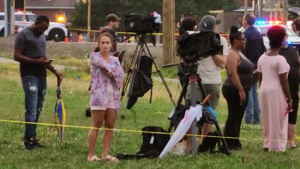 8月8日月曜日にカナダのアジャックスで倒壊したトレンチの現場で報道陣やカメラのクルーを撮影しました — ストック動画