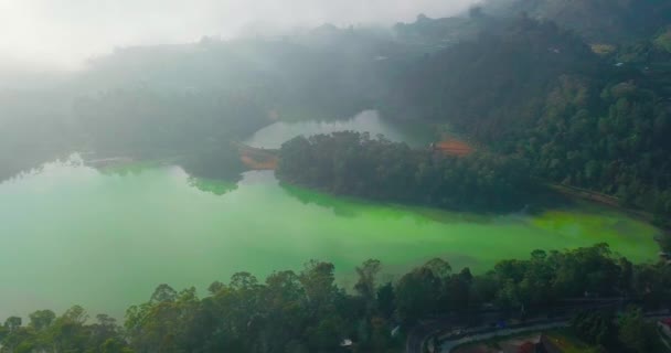 アジアの曇りの日に緑の湖と熱帯の風景の空中ビュー — ストック動画