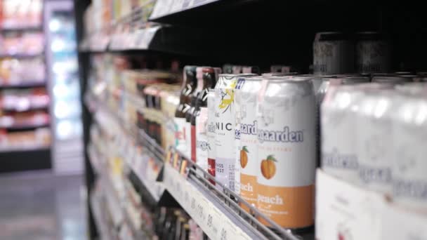 Возьмите Пиво Hoegaarden Полки Напитками Супермаркете Алкогольный Напиток Удобном Магазине — стоковое видео