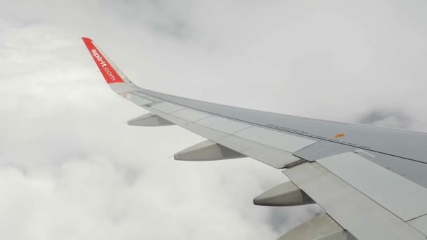 メキシコの白い雲の中を昼間飛んでいる間に乱流に直面している飛行機の翼のショット — ストック動画