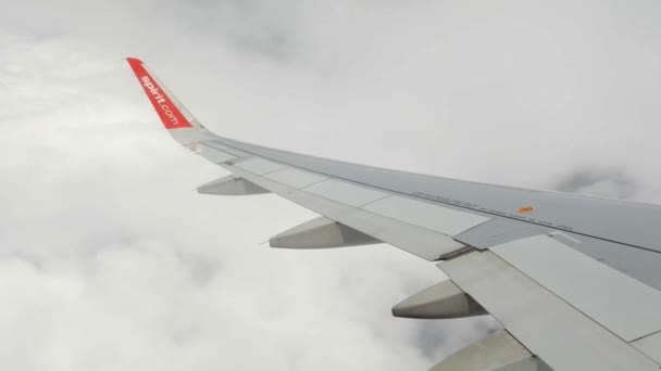 Disparo Ala Avión Frente Turbulencia Mientras Volaba Través Nubes Blancas — Vídeos de Stock