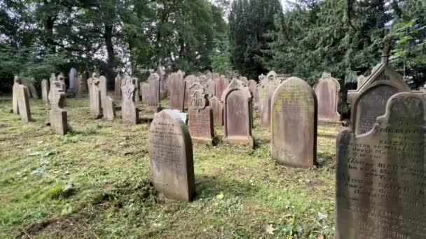 Videoaufnahmen Alter Grabsteine Auf Dem Friedhof Der Kirche Michael Und — Stockvideo