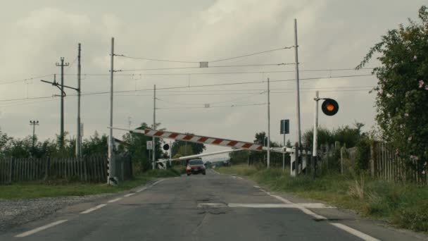 Mașină Roșie Așteaptă Trecerea Nivel Închis Apoi Deschid Barurile Trece — Videoclip de stoc