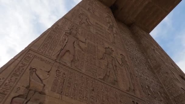 Jeroglíficos Egipcios Tallados Pared Templo Karnak Escritura Los Antiguos Egipcios — Vídeo de stock