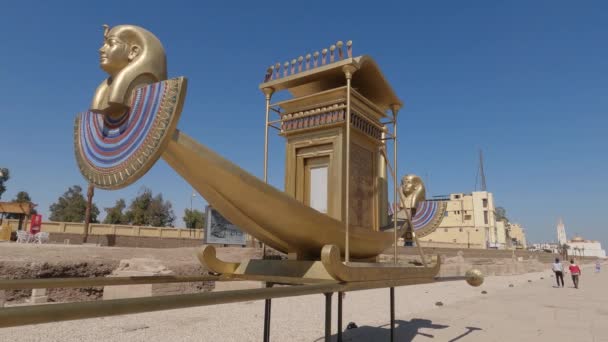 Char Doré Sur Avenue Sphinx Louxor Égypte Véhicule Égyptien Antique — Video